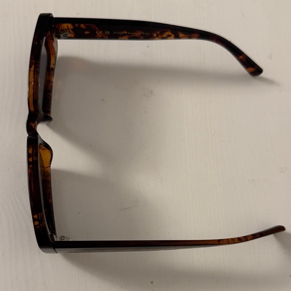 Tortoise Shell Rectangular Sunglasses - Picture 3 of 4